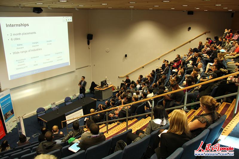 英國文化協(xié)會的工作人員為前來參加推介會的同學(xué)介紹“英國未來計(jì)劃”的具體內(nèi)容