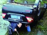 民警舉氧氣瓶救轎車