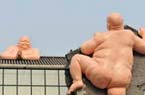 “裸佛攀房”雕塑被拆