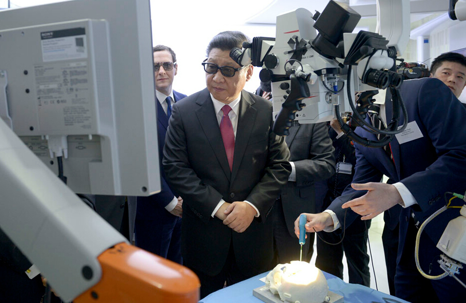 (dng)?sh)ؕrg20151021գӢ(x)ƽLۇW(xu)Ժ^(sh)(j)t(y)C(j)I(lng)ăɂоC(j)(gu)^ķg,(x)ƽ3DR^t(y)O(sh)չʾ