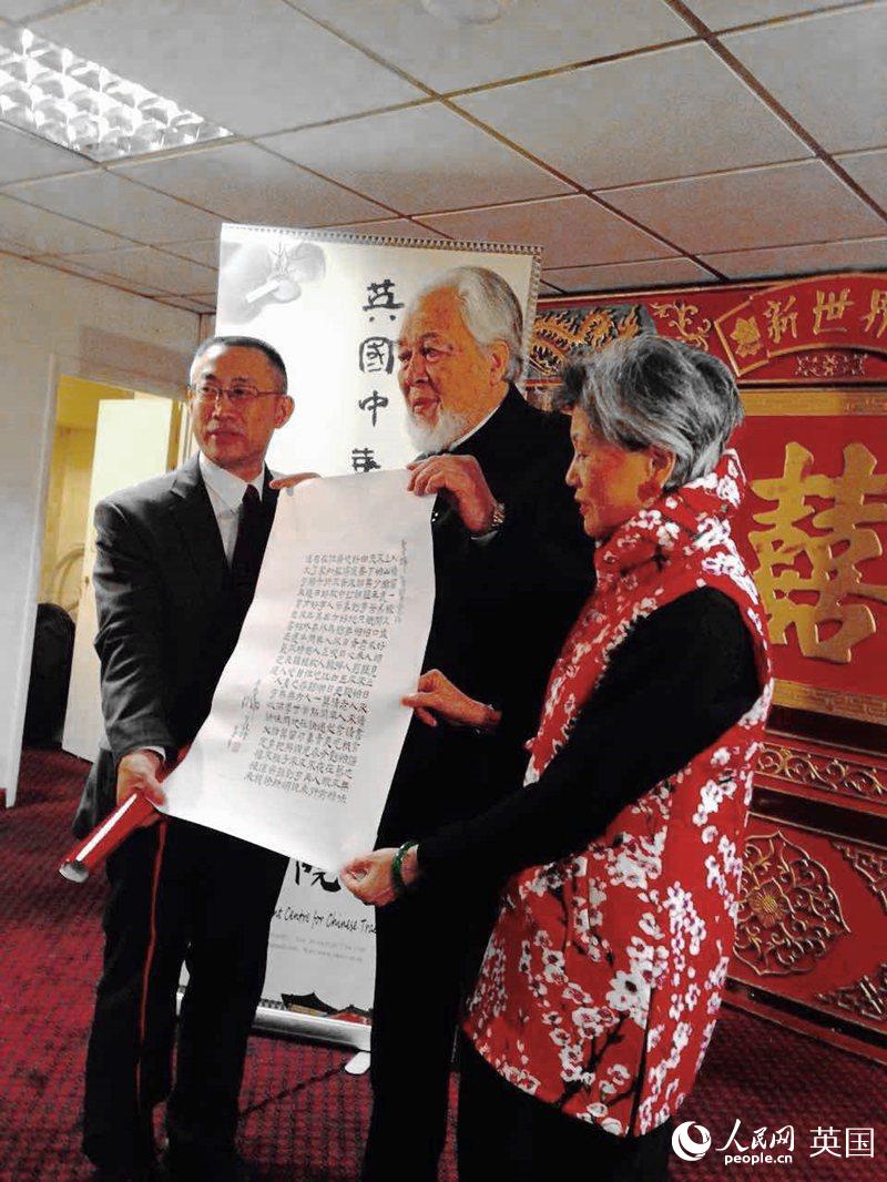 倫敦松柏會(huì)永遠(yuǎn)榮譽(yù)會(huì)長單聲博士送出墨寶為即將離任的李輝參贊送行